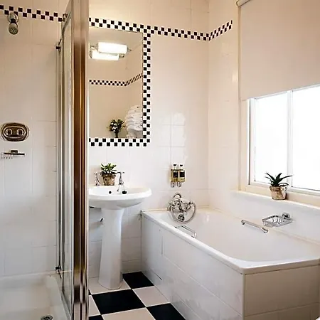 Hotel Arbutus